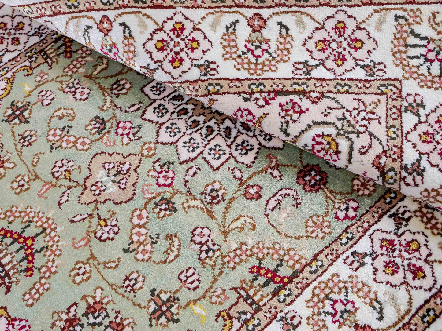Feiner, handgeknüpfter, chinesischer Orientteppich mit Ghom Design aus Kunstseide, grün, weiß, creme. 92x63 cm. Verkauf durch Jupiter Intl.