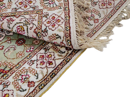 Feiner, handgeknüpfter, chinesischer Orientteppich mit Ghom Design aus Kunstseide, grün, weiß, creme. 92x63 cm. Verkauf durch Jupiter Intl.