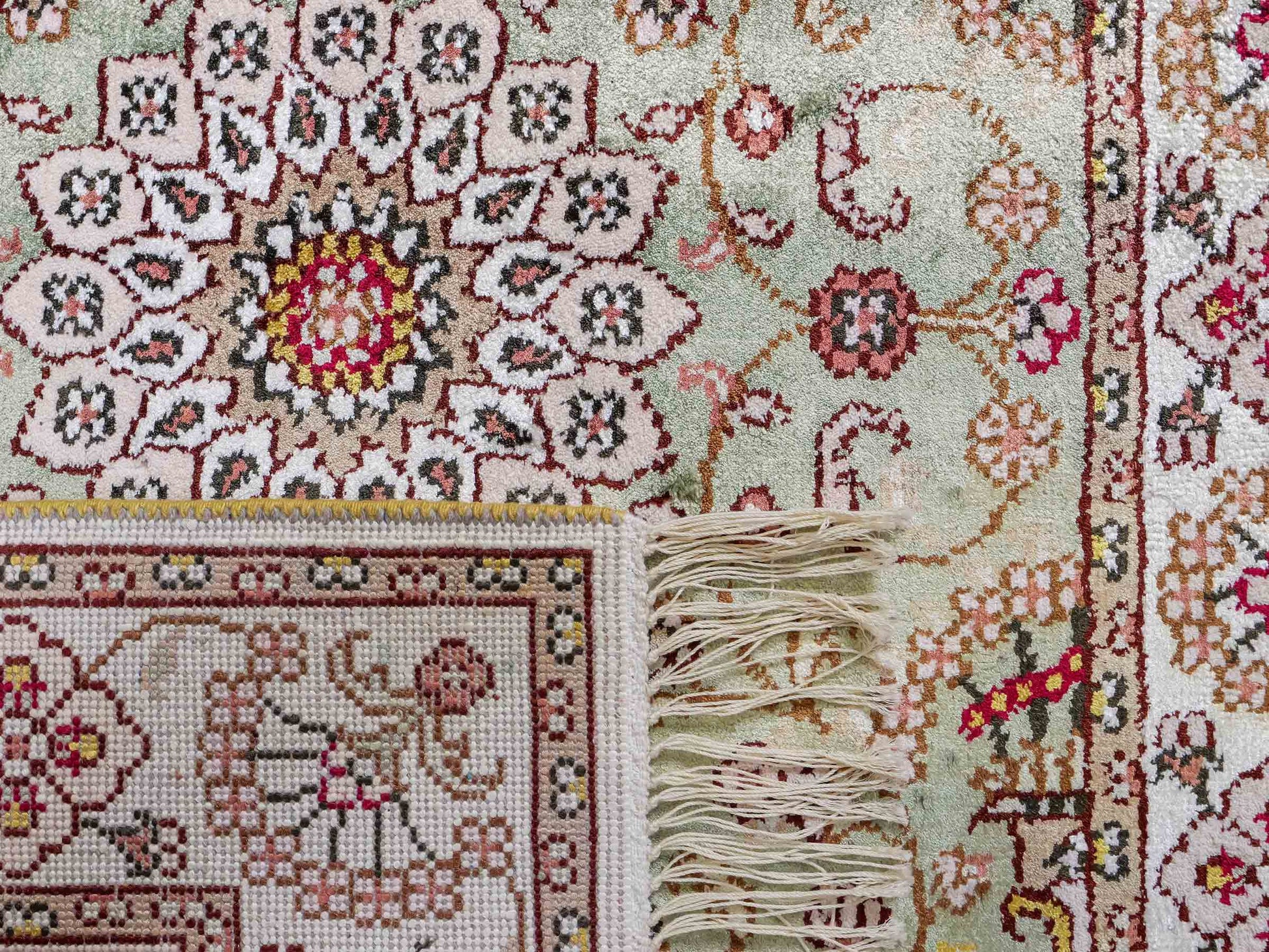 Feiner, handgeknüpfter, chinesischer Orientteppich mit Ghom Design aus Kunstseide, grün, weiß, creme. 92x63 cm. Verkauf durch Jupiter Intl.