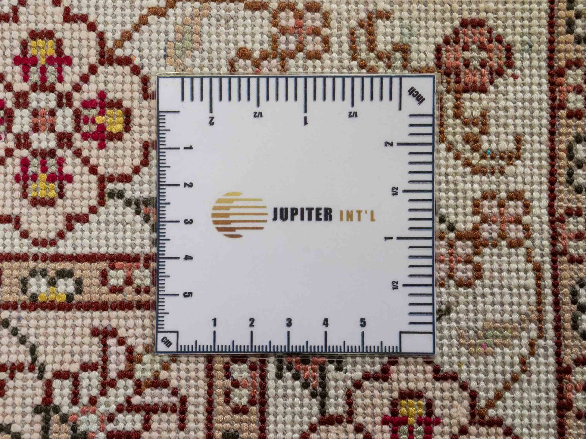 Feiner, handgeknüpfter, chinesischer Orientteppich mit Ghom Design aus Kunstseide, grün, weiß, creme. 92x63 cm. Verkauf durch Jupiter Intl.