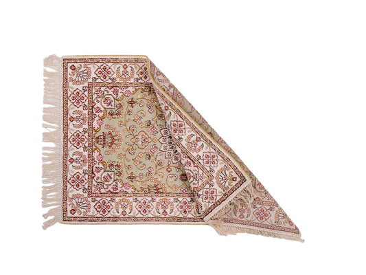 Feiner, handgeknüpfter, chinesischer Orientteppich mit Ghom Design aus Kunstseide, grün, weiß, creme. 92x63 cm. Verkauf durch Jupiter Intl.