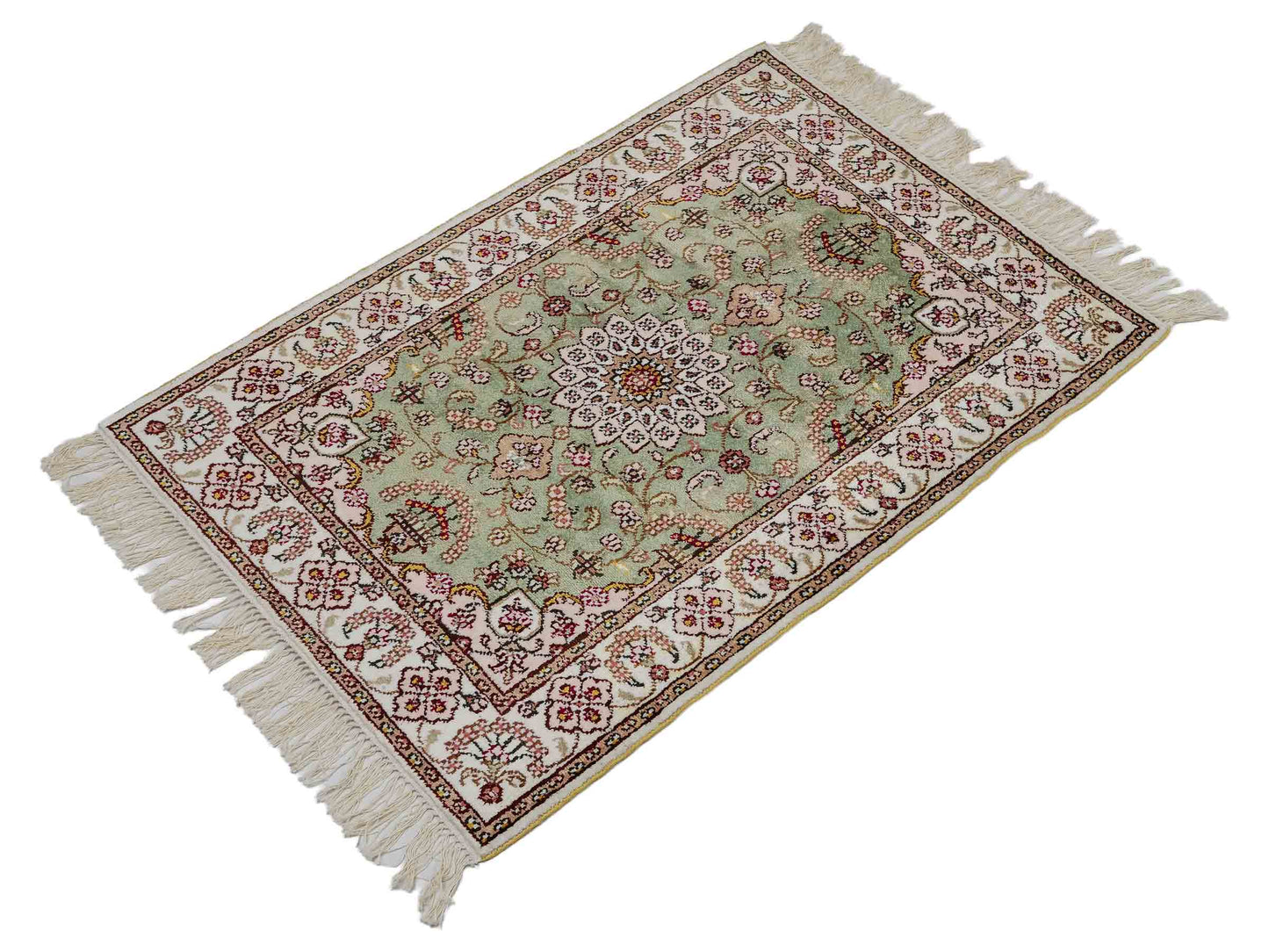 Feiner, handgeknüpfter, chinesischer Orientteppich mit Ghom Design aus Kunstseide, grün, weiß, creme. 92x63 cm. Verkauf durch Jupiter Intl.