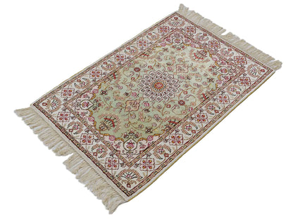Feiner, handgeknüpfter, chinesischer Orientteppich mit Ghom Design aus Kunstseide, grün, weiß, creme. 92x63 cm. Verkauf durch Jupiter Intl.