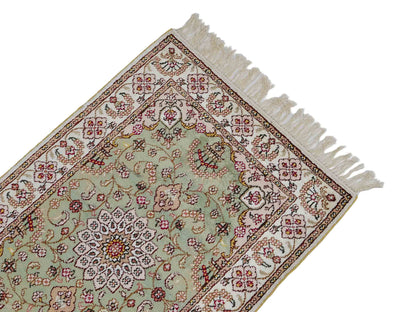 Feiner, handgeknüpfter, chinesischer Orientteppich mit Ghom Design aus Kunstseide, grün, weiß, creme. 92x63 cm. Verkauf durch Jupiter Intl.