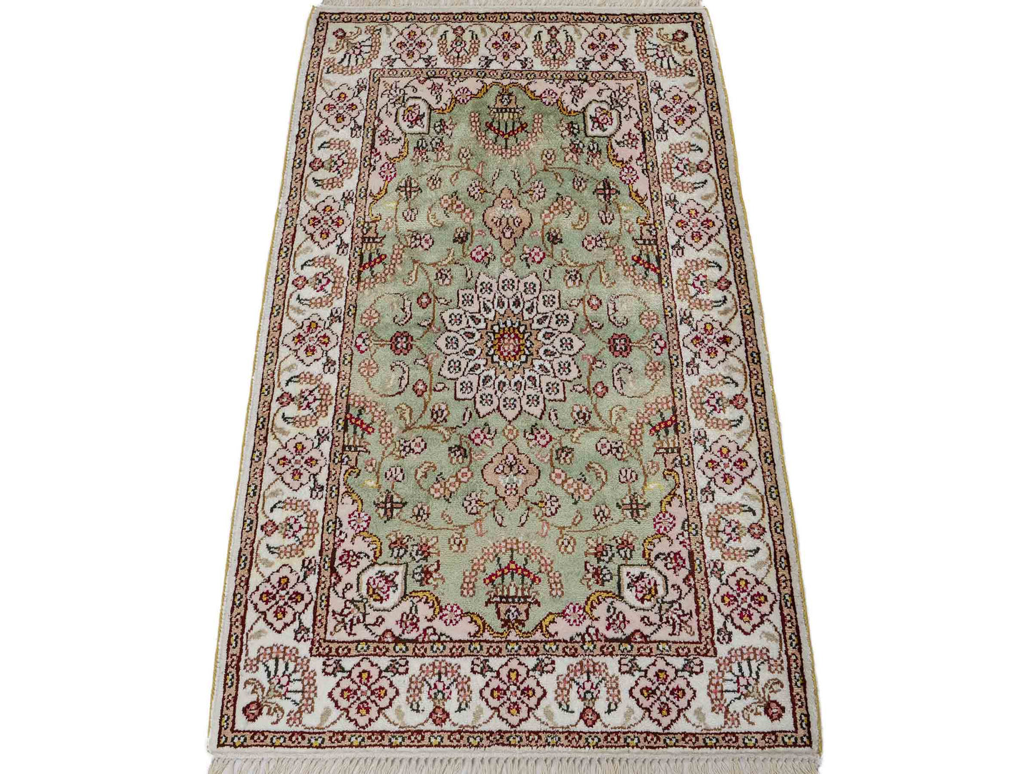 Feiner, handgeknüpfter, chinesischer Orientteppich mit Ghom Design aus Kunstseide, grün, weiß, creme. 92x63 cm. Verkauf durch Jupiter Intl.