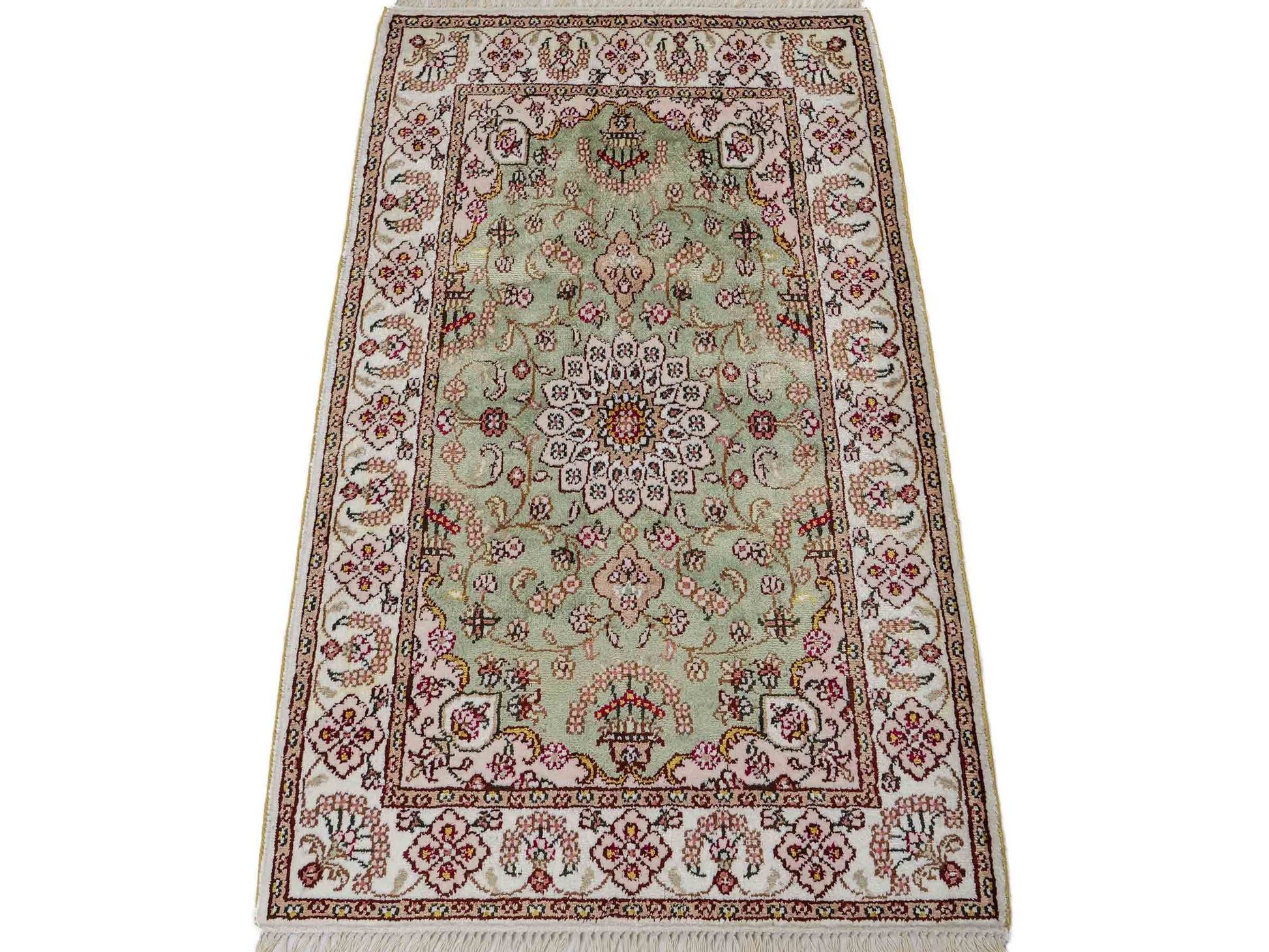Feiner, handgeknüpfter, chinesischer Orientteppich mit Ghom Design aus Kunstseide, grün, weiß, creme. 92x63 cm. Verkauf durch Jupiter Intl.