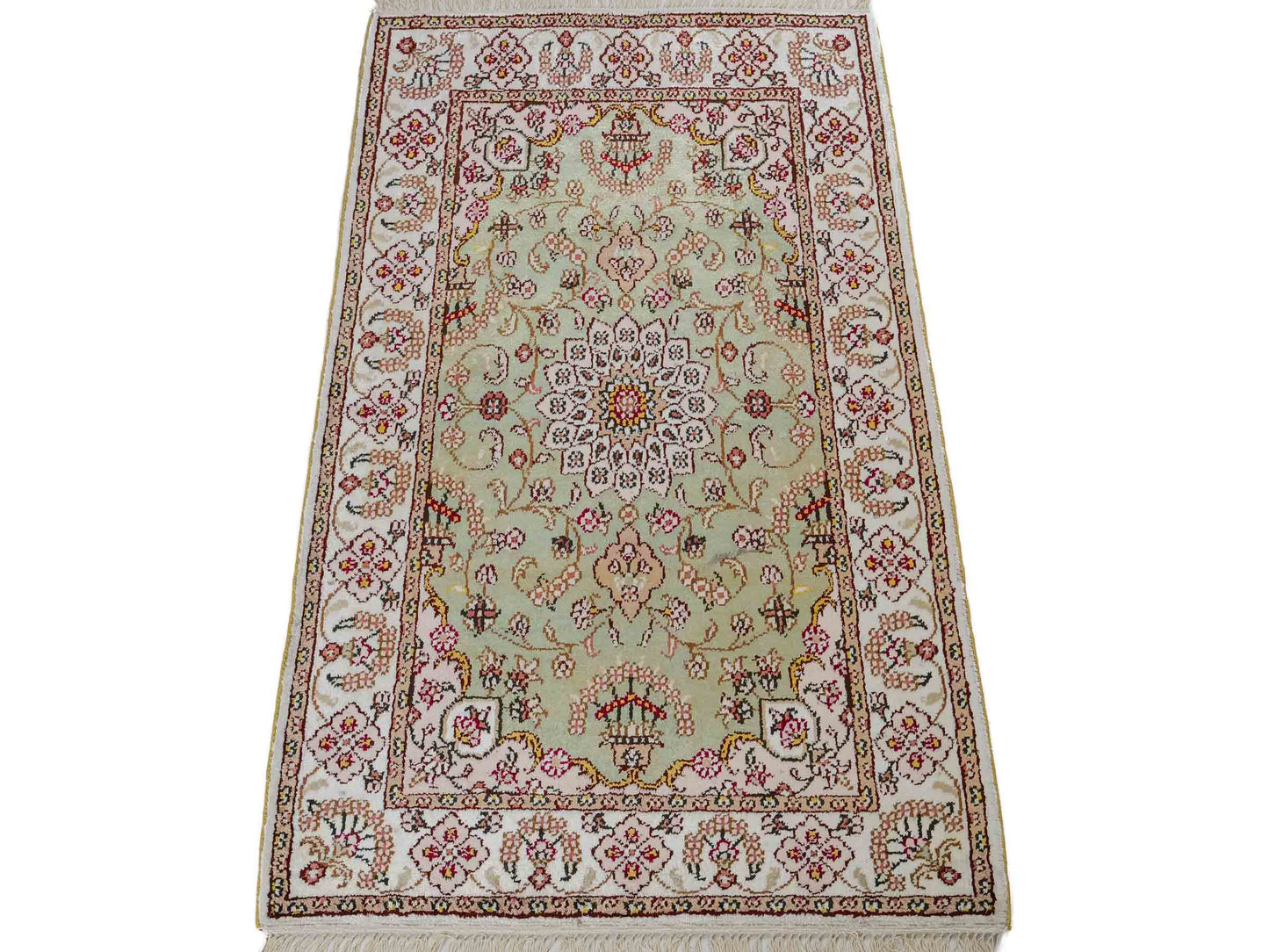 Feiner, handgeknüpfter, chinesischer Orientteppich mit Ghom Design aus Kunstseide, grün, weiß, creme. 92x63 cm. Verkauf durch Jupiter Intl.