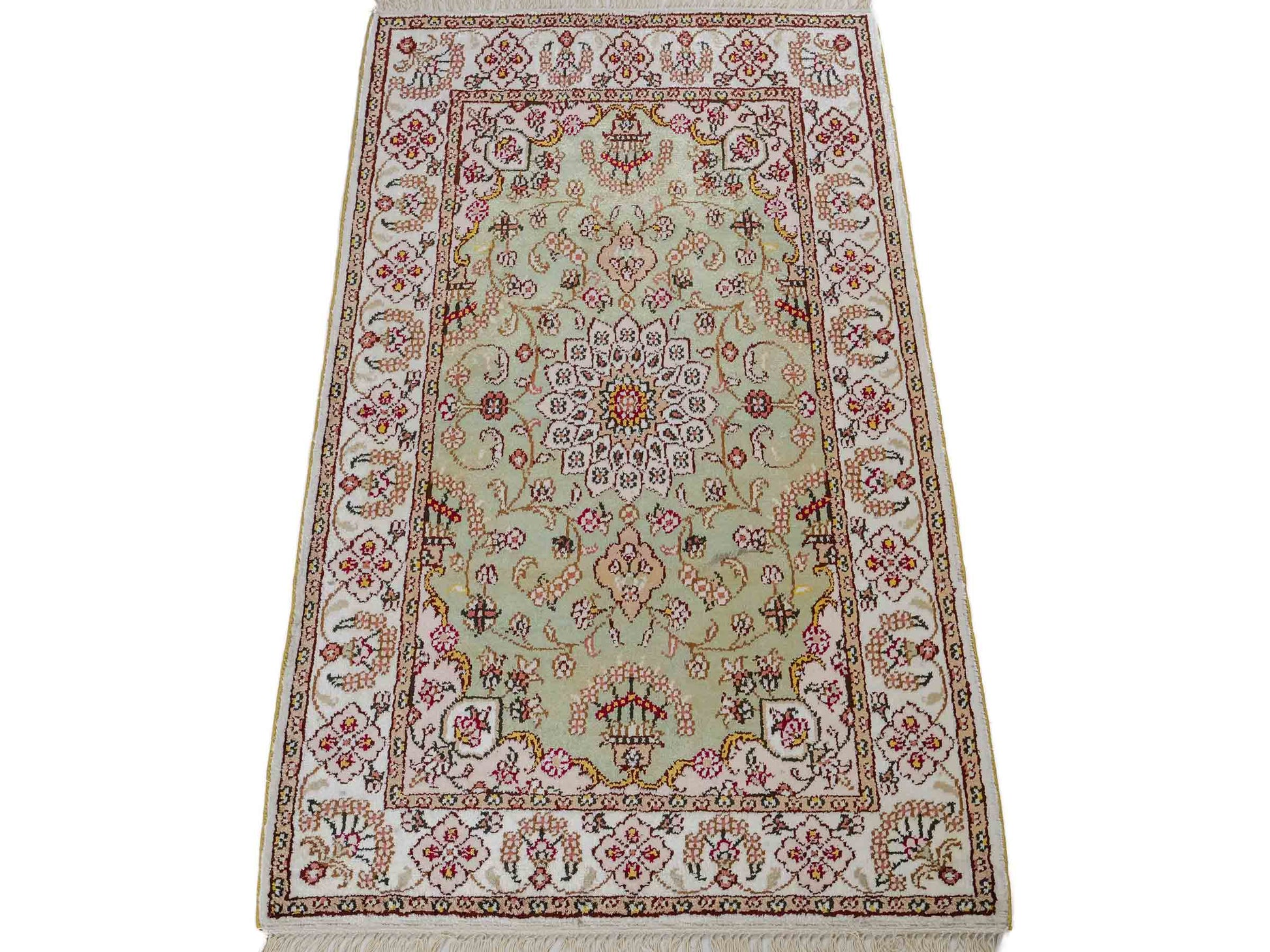 Feiner, handgeknüpfter, chinesischer Orientteppich mit Ghom Design aus Kunstseide, grün, weiß, creme. 92x63 cm. Verkauf durch Jupiter Intl.