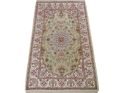Feiner, handgeknüpfter, chinesischer Orientteppich mit Ghom Design aus Kunstseide, grün, weiß, creme. 92x63 cm. Verkauf durch Jupiter Intl.