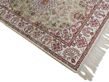 Feiner, handgeknüpfter, chinesischer Orientteppich mit Ghom Design aus Kunstseide, grün, weiß, creme. 92x63 cm. Verkauf durch Jupiter Intl.