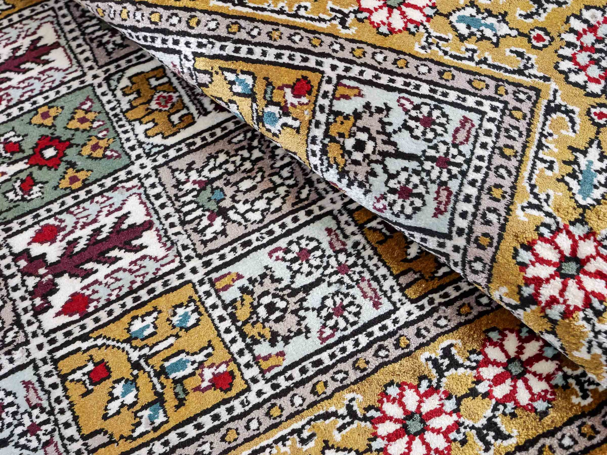 Feiner, handgeknüpfter, chinesischer Orientteppich mit Ghom Design aus Kunstseide, braun, oliv. 92x63 cm. Verkauf durch Jupiter Intl.