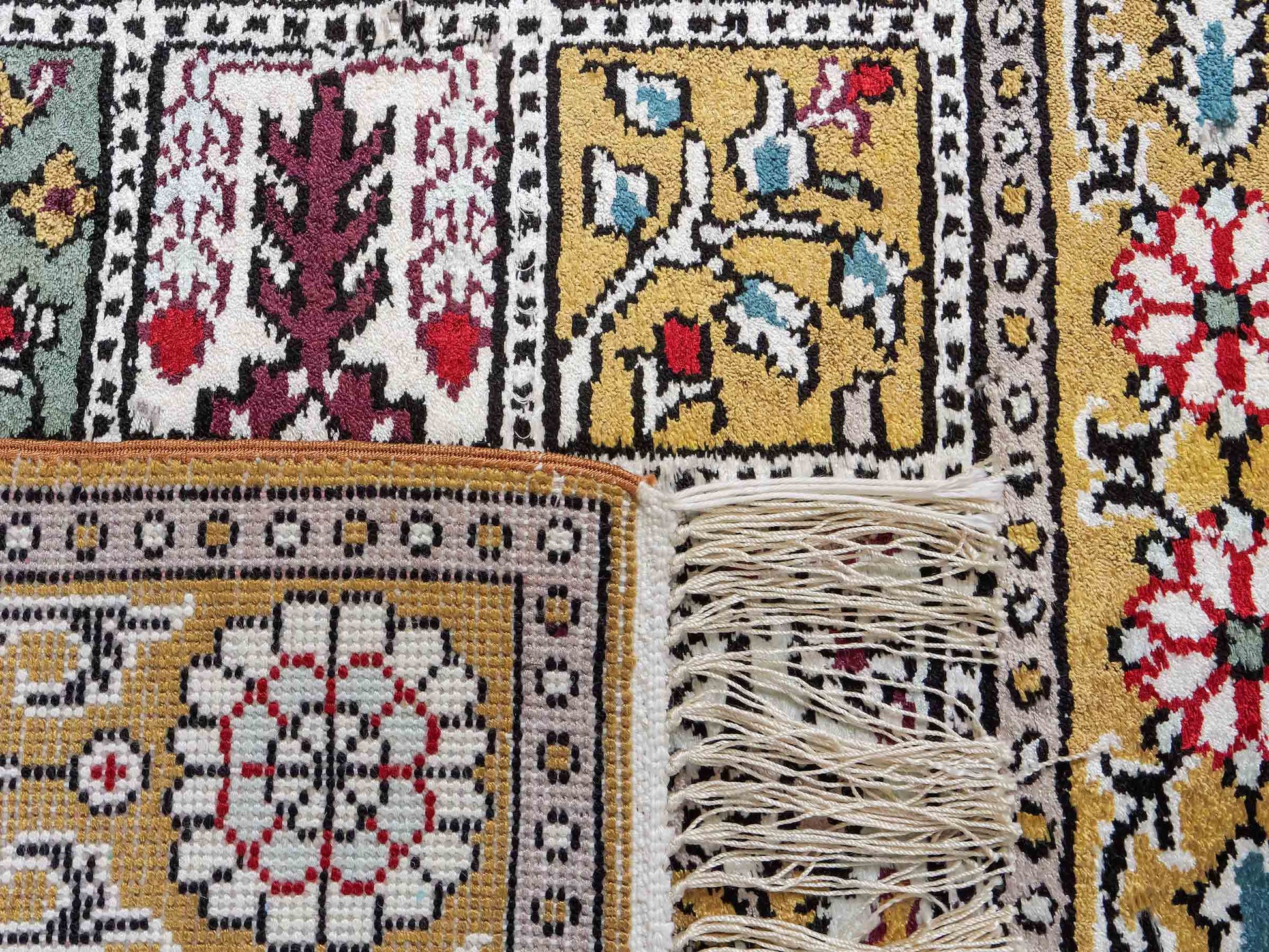 Feiner, handgeknüpfter, chinesischer Orientteppich mit Ghom Design aus Kunstseide, braun, oliv. 92x63 cm. Verkauf durch Jupiter Intl.