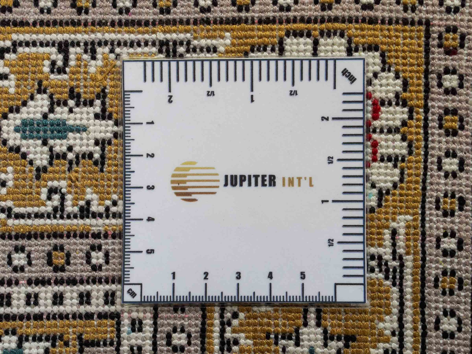 Feiner, handgeknüpfter, chinesischer Orientteppich mit Ghom Design aus Kunstseide, braun, oliv. 92x63 cm. Verkauf durch Jupiter Intl.