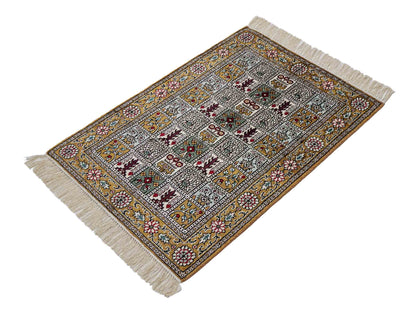 Feiner, handgeknüpfter, chinesischer Orientteppich mit Ghom Design aus Kunstseide, braun, oliv. 92x63 cm. Verkauf durch Jupiter Intl.