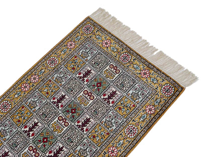 Feiner, handgeknüpfter, chinesischer Orientteppich mit Ghom Design aus Kunstseide, braun, oliv. 92x63 cm. Verkauf durch Jupiter Intl.
