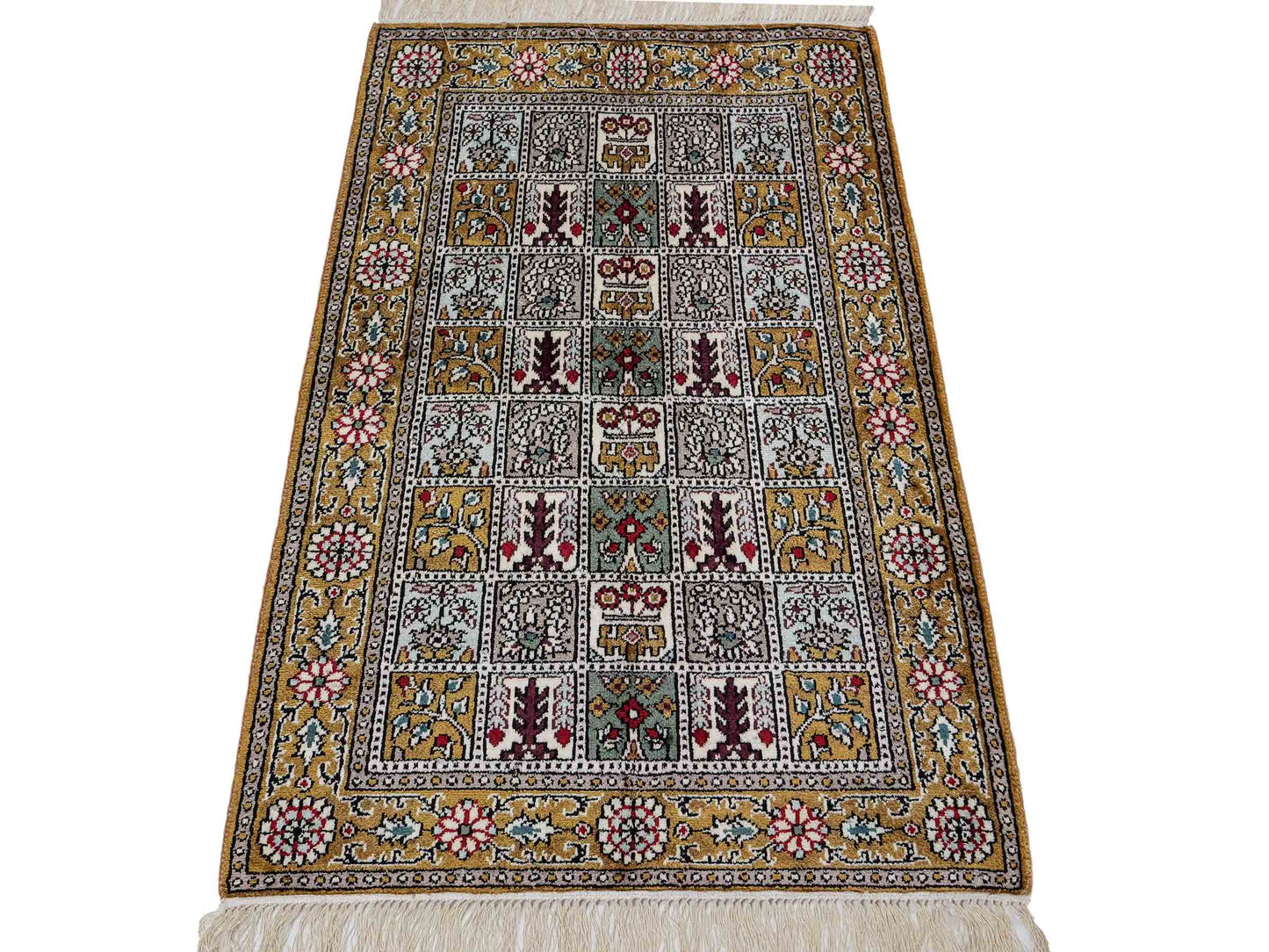 Feiner, handgeknüpfter, chinesischer Orientteppich mit Ghom Design aus Kunstseide, braun, oliv. 92x63 cm. Verkauf durch Jupiter Intl.