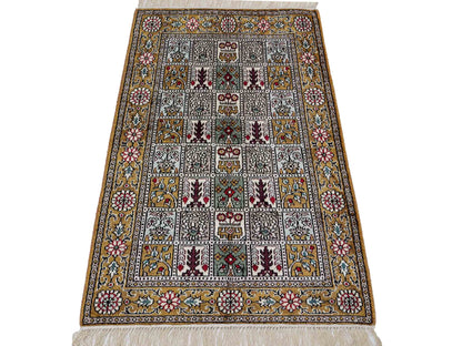Feiner, handgeknüpfter, chinesischer Orientteppich mit Ghom Design aus Kunstseide, braun, oliv. 92x63 cm. Verkauf durch Jupiter Intl.