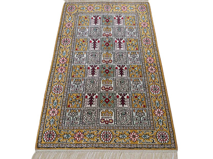 Feiner, handgeknüpfter, chinesischer Orientteppich mit Ghom Design aus Kunstseide, braun, oliv. 92x63 cm. Verkauf durch Jupiter Intl.