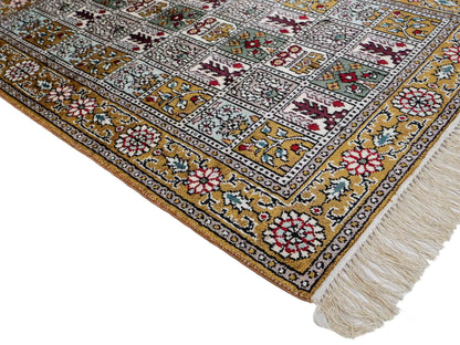 Feiner, handgeknüpfter, chinesischer Orientteppich mit Ghom Design aus Kunstseide, braun, oliv. 92x63 cm. Verkauf durch Jupiter Intl.