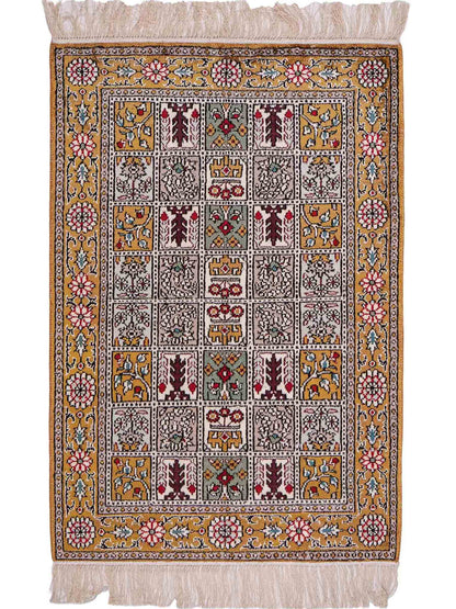 Feiner, handgeknüpfter, chinesischer Orientteppich mit Ghom Design aus Kunstseide, braun, oliv. 93x63 cm. Verkauf durch Jupiter Intl.