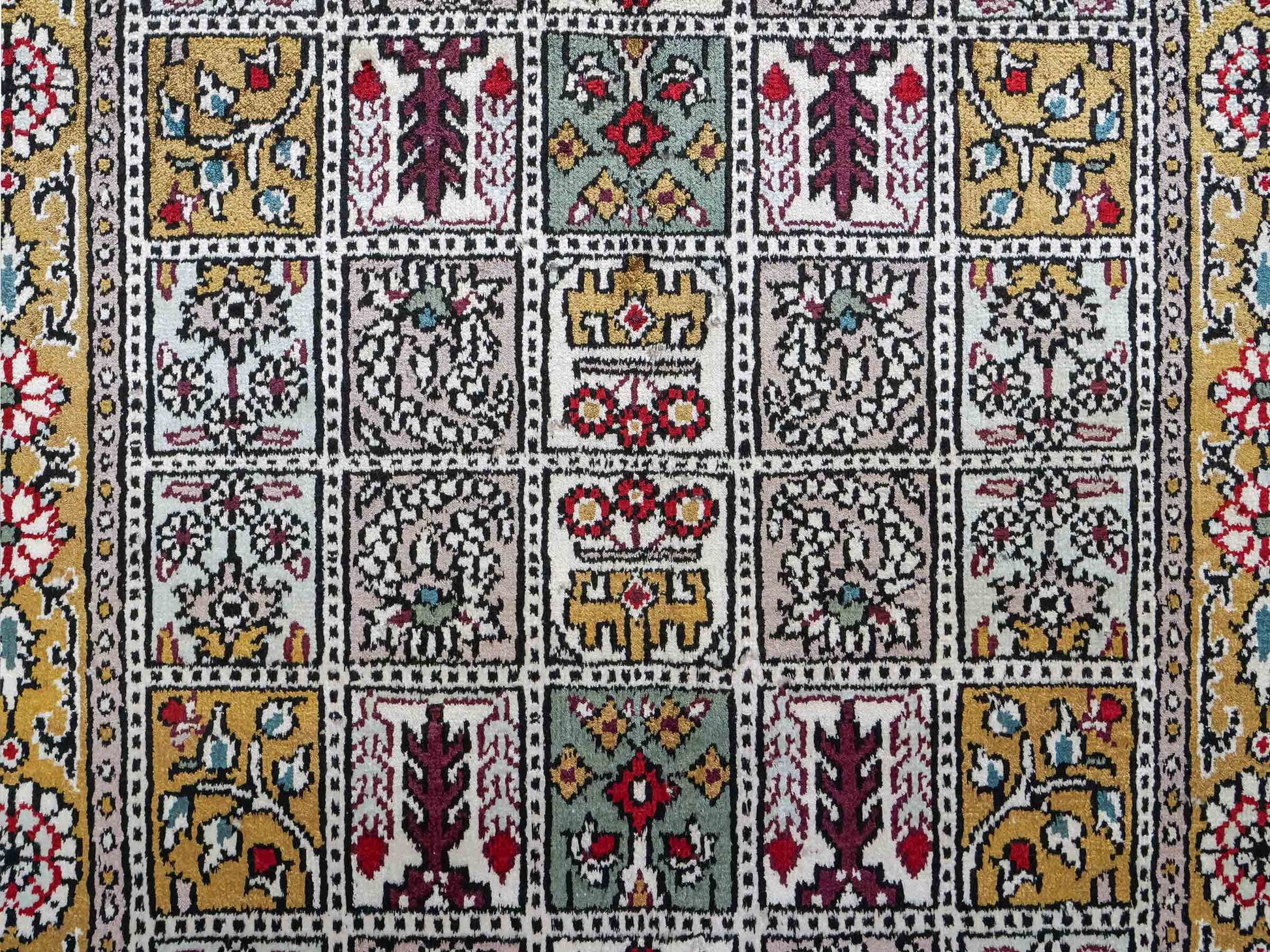 Feiner, handgeknüpfter, chinesischer Orientteppich mit Ghom Design aus Kunstseide, braun, oliv. 93x63 cm. Verkauf durch Jupiter Intl.