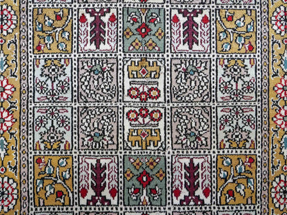Feiner, handgeknüpfter, chinesischer Orientteppich mit Ghom Design aus Kunstseide, braun, oliv. 93x63 cm. Verkauf durch Jupiter Intl.