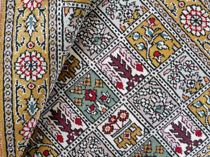 Feiner, handgeknüpfter, chinesischer Orientteppich mit Ghom Design aus Kunstseide, braun, oliv. 93x63 cm. Verkauf durch Jupiter Intl.