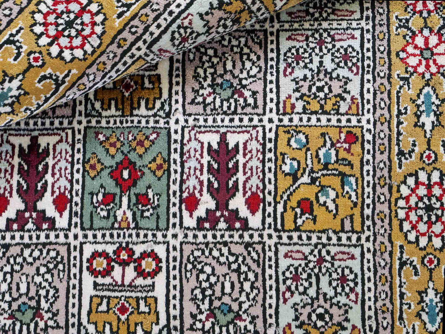 Feiner, handgeknüpfter, chinesischer Orientteppich mit Ghom Design aus Kunstseide, braun, oliv. 93x63 cm. Verkauf durch Jupiter Intl.