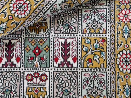 Feiner, handgeknüpfter, chinesischer Orientteppich mit Ghom Design aus Kunstseide, braun, oliv. 93x63 cm. Verkauf durch Jupiter Intl.