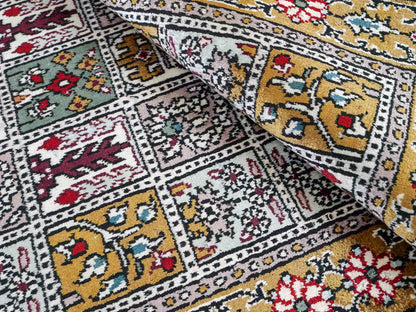 Feiner, handgeknüpfter, chinesischer Orientteppich mit Ghom Design aus Kunstseide, braun, oliv. 93x63 cm. Verkauf durch Jupiter Intl.