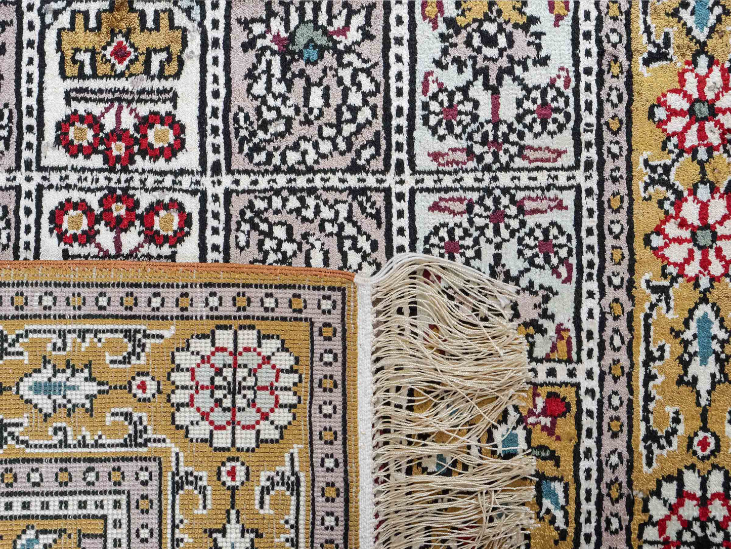 Feiner, handgeknüpfter, chinesischer Orientteppich mit Ghom Design aus Kunstseide, braun, oliv. 93x63 cm. Verkauf durch Jupiter Intl.