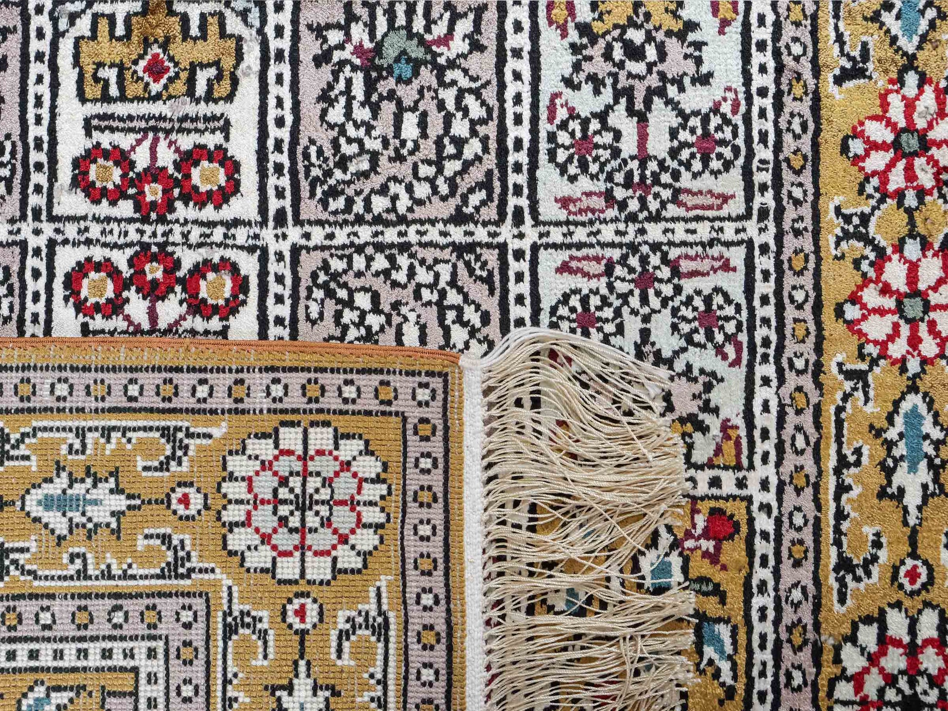 Feiner, handgeknüpfter, chinesischer Orientteppich mit Ghom Design aus Kunstseide, braun, oliv. 93x63 cm. Verkauf durch Jupiter Intl.