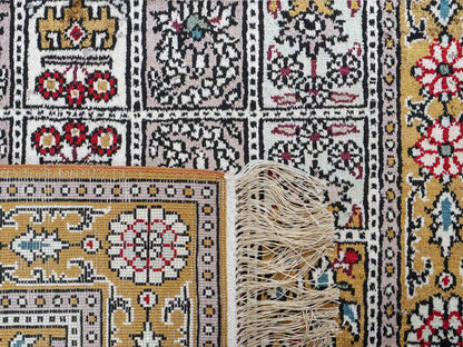 Feiner, handgeknüpfter, chinesischer Orientteppich mit Ghom Design aus Kunstseide, braun, oliv. 93x63 cm. Verkauf durch Jupiter Intl.