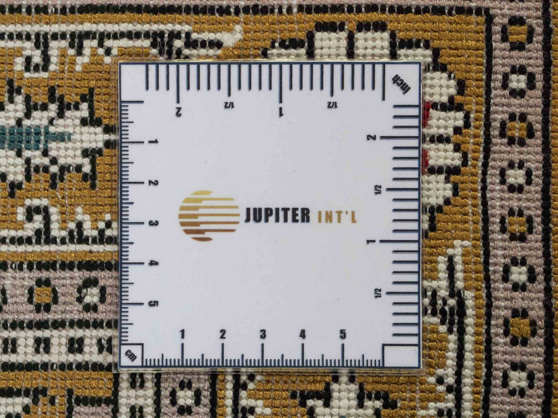 Feiner, handgeknüpfter, chinesischer Orientteppich mit Ghom Design aus Kunstseide, braun, oliv. 93x63 cm. Verkauf durch Jupiter Intl.