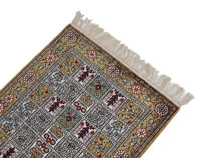 Feiner, handgeknüpfter, chinesischer Orientteppich mit Ghom Design aus Kunstseide, braun, oliv. 93x63 cm. Verkauf durch Jupiter Intl.