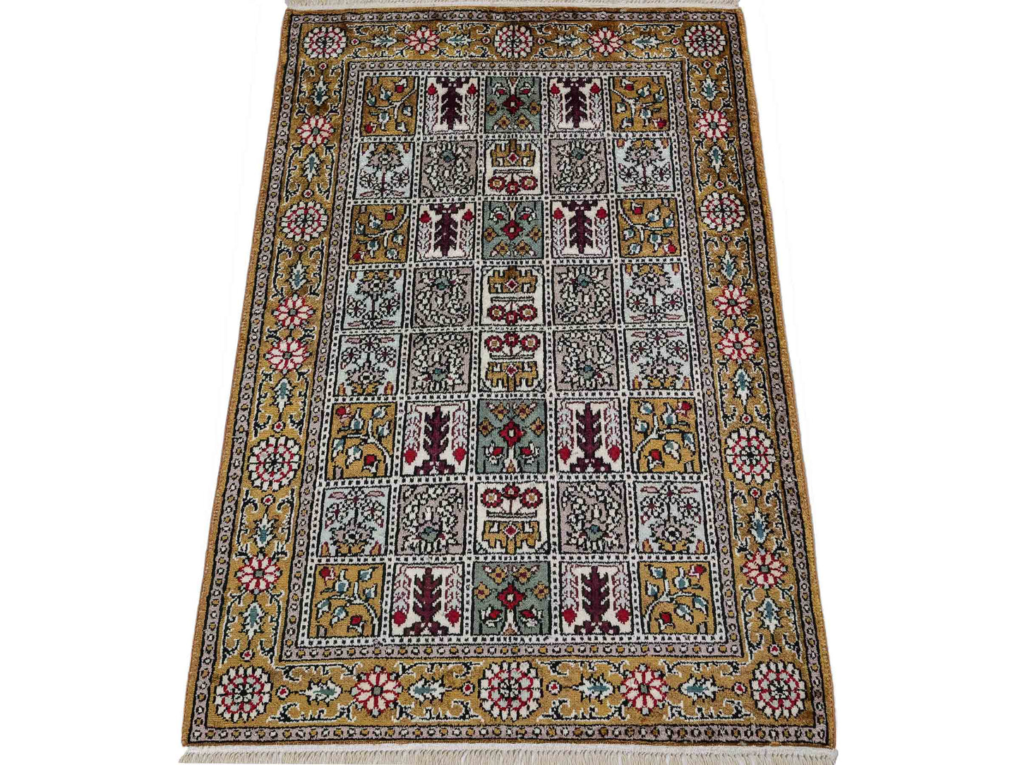 Feiner, handgeknüpfter, chinesischer Orientteppich mit Ghom Design aus Kunstseide, braun, oliv. 93x63 cm. Verkauf durch Jupiter Intl.