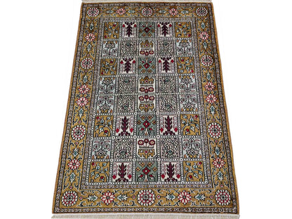 Feiner, handgeknüpfter, chinesischer Orientteppich mit Ghom Design aus Kunstseide, braun, oliv. 93x63 cm. Verkauf durch Jupiter Intl.