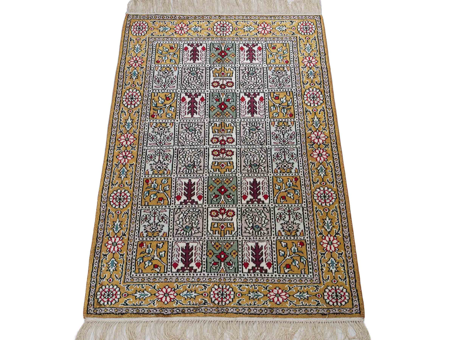Feiner, handgeknüpfter, chinesischer Orientteppich mit Ghom Design aus Kunstseide, braun, oliv. 93x63 cm. Verkauf durch Jupiter Intl.