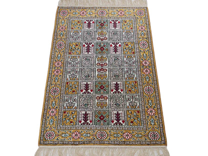 Feiner, handgeknüpfter, chinesischer Orientteppich mit Ghom Design aus Kunstseide, braun, oliv. 93x63 cm. Verkauf durch Jupiter Intl.