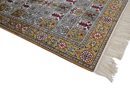 Feiner, handgeknüpfter, chinesischer Orientteppich mit Ghom Design aus Kunstseide, braun, oliv. 93x63 cm. Verkauf durch Jupiter Intl.