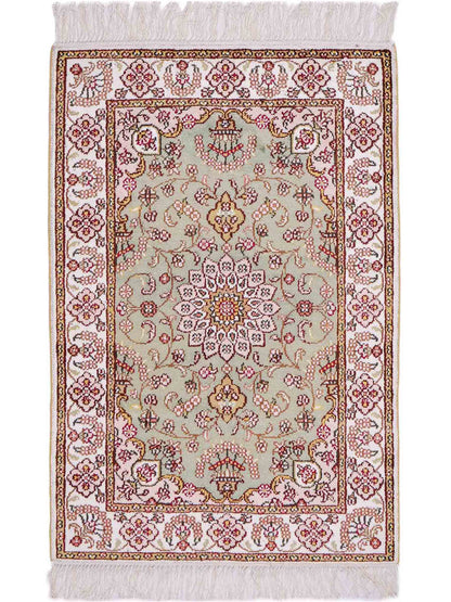 Feiner, handgeknüpfter, chinesischer Orientteppich mit Ghom Design aus Kunstseide, grün, weiß, creme. 93x63 cm. Verkauf durch Jupiter Intl.