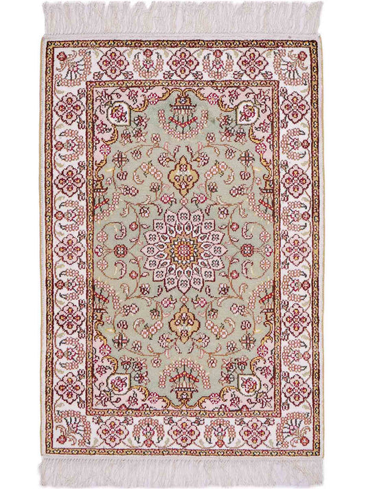 Feiner, handgeknüpfter, chinesischer Orientteppich mit Ghom Design aus Kunstseide, grün, weiß, creme. 93x63 cm. Verkauf durch Jupiter Intl.