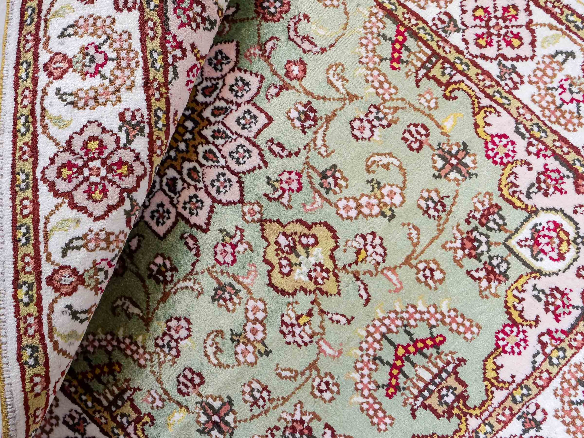 Feiner, handgeknüpfter, chinesischer Orientteppich mit Ghom Design aus Kunstseide, grün, weiß, creme. 93x63 cm. Verkauf durch Jupiter Intl.