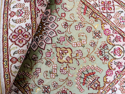 Feiner, handgeknüpfter, chinesischer Orientteppich mit Ghom Design aus Kunstseide, grün, weiß, creme. 93x63 cm. Verkauf durch Jupiter Intl.