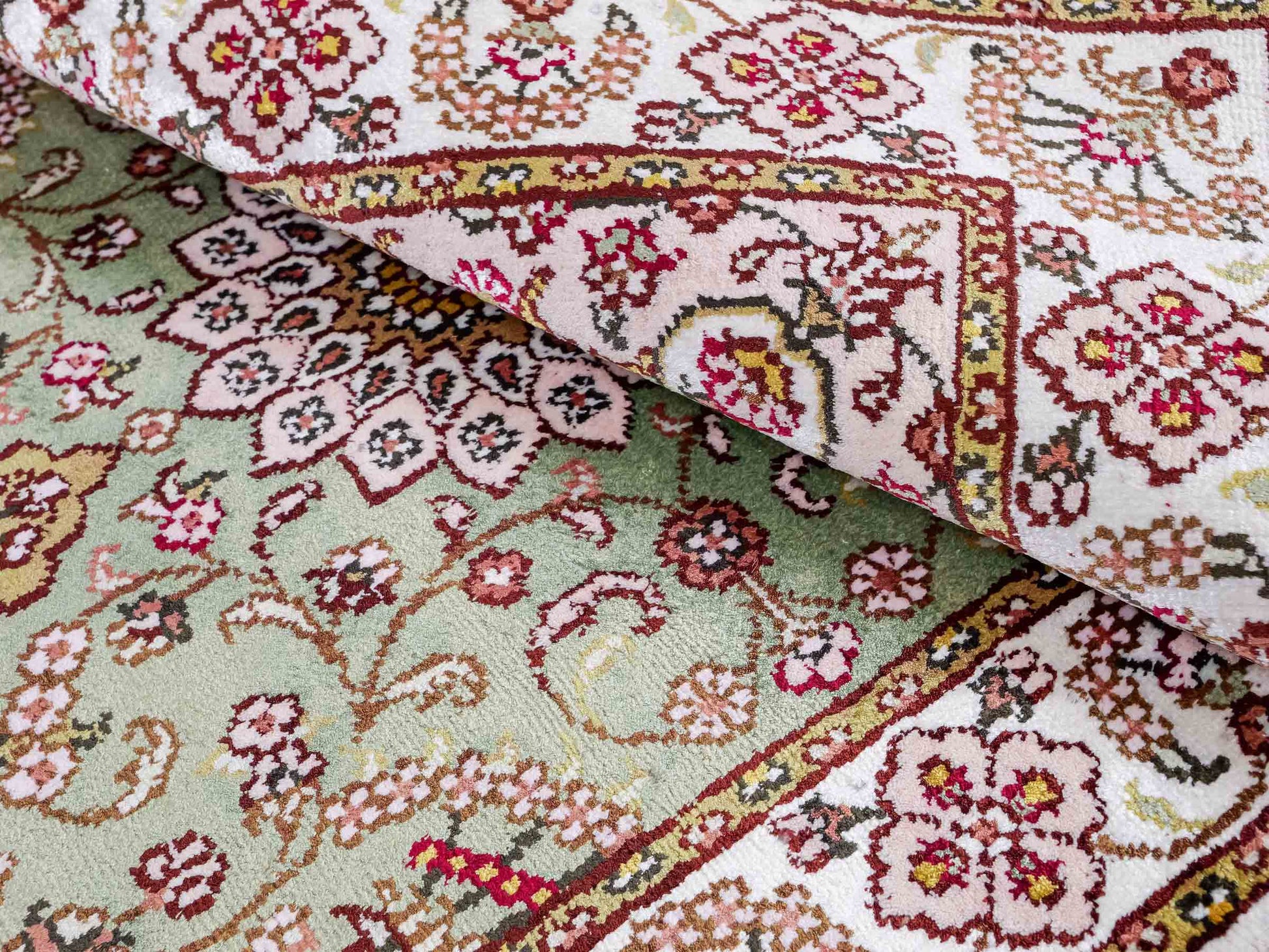 Feiner, handgeknüpfter, chinesischer Orientteppich mit Ghom Design aus Kunstseide, grün, weiß, creme. 93x63 cm. Verkauf durch Jupiter Intl.