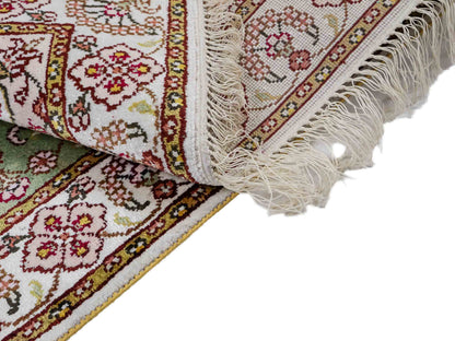 Feiner, handgeknüpfter, chinesischer Orientteppich mit Ghom Design aus Kunstseide, grün, weiß, creme. 93x63 cm. Verkauf durch Jupiter Intl.