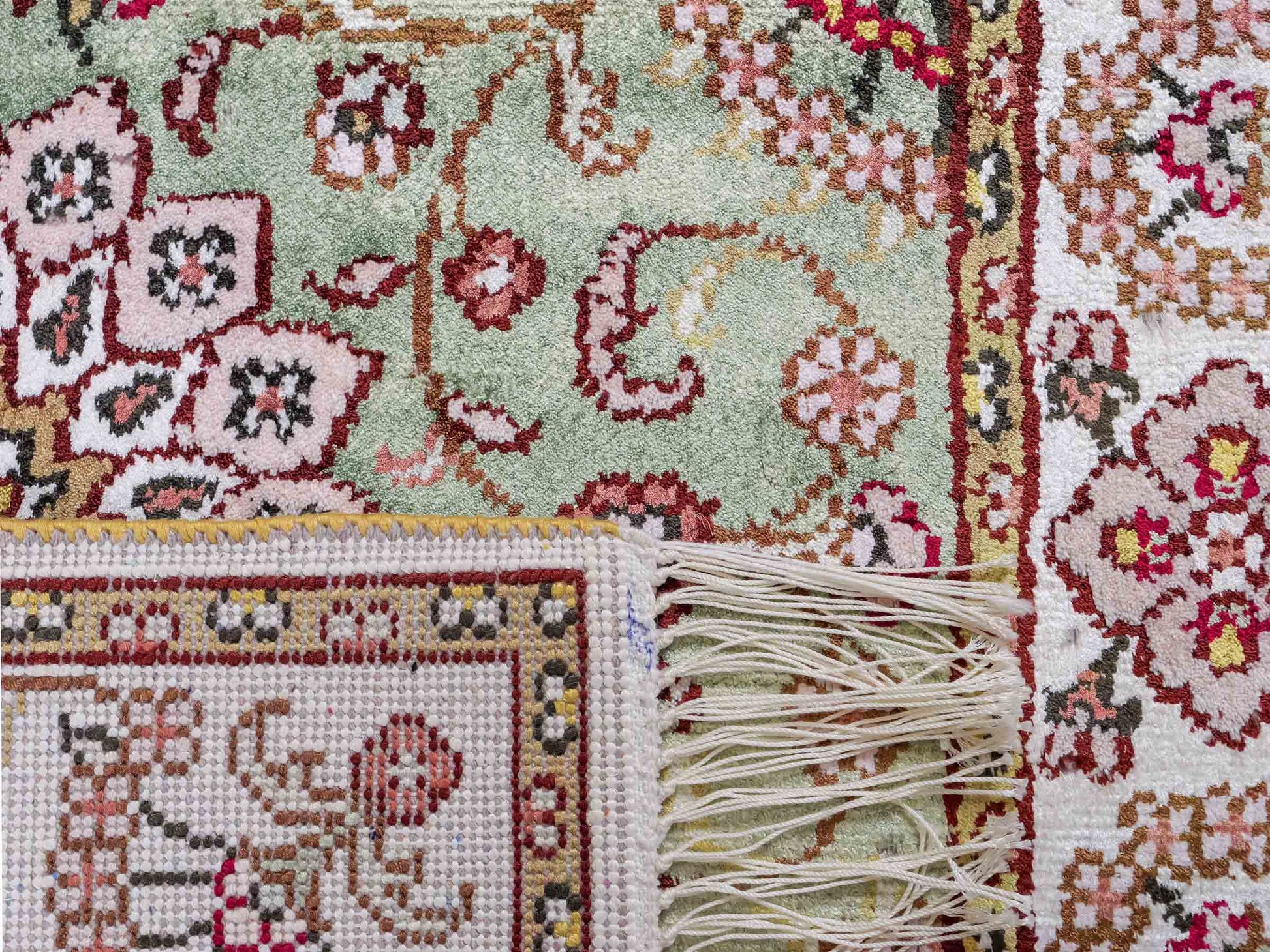 Feiner, handgeknüpfter, chinesischer Orientteppich mit Ghom Design aus Kunstseide, grün, weiß, creme. 93x63 cm. Verkauf durch Jupiter Intl.
