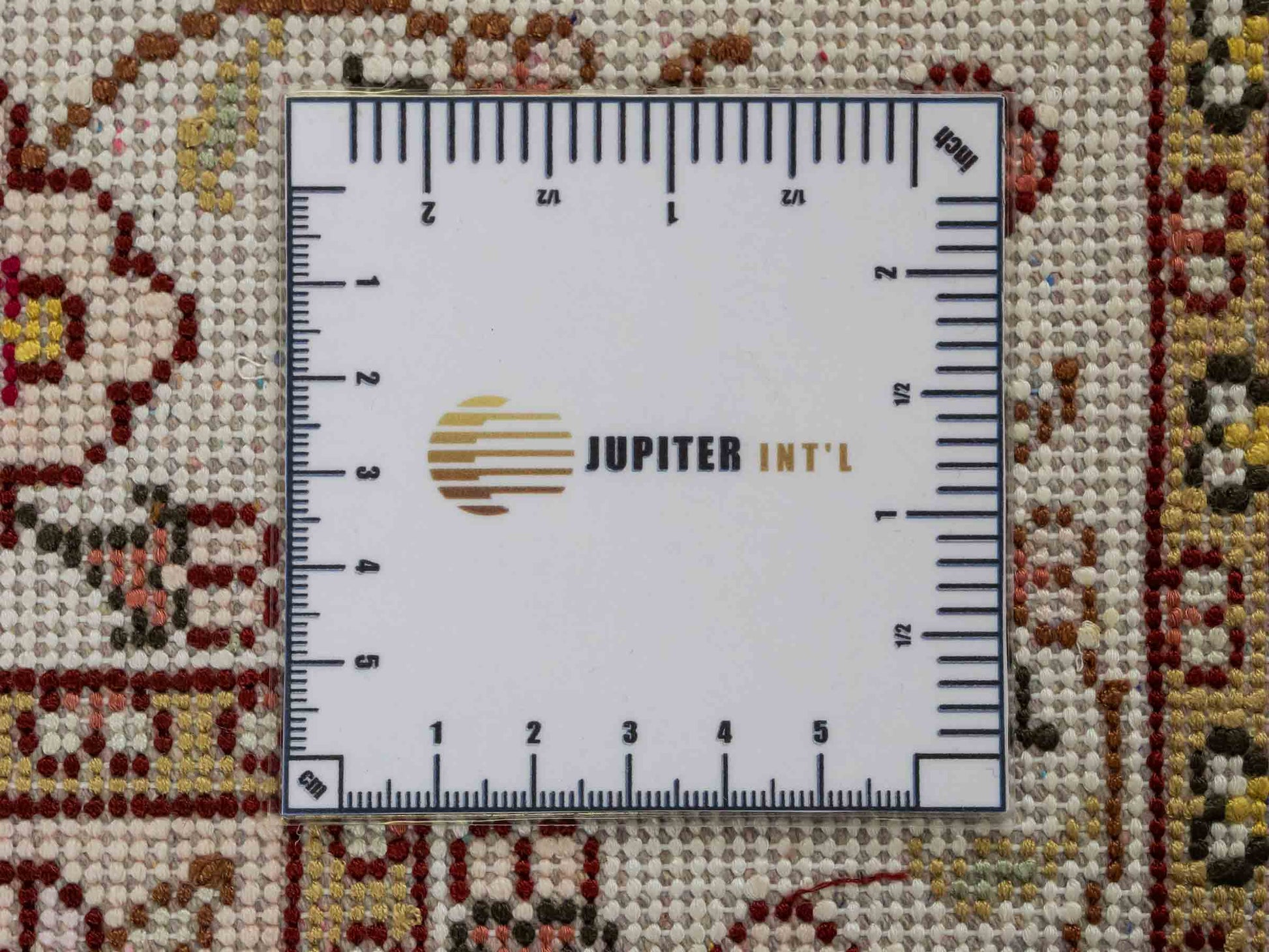 Feiner, handgeknüpfter, chinesischer Orientteppich mit Ghom Design aus Kunstseide, grün, weiß, creme. 93x63 cm. Verkauf durch Jupiter Intl.