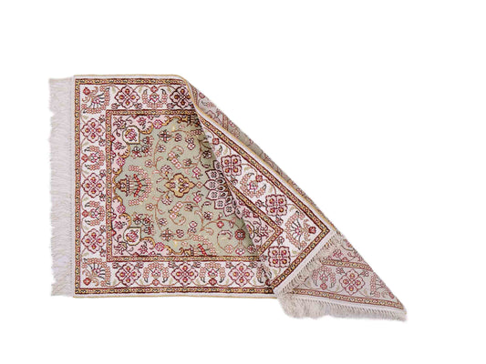 Feiner, handgeknüpfter, chinesischer Orientteppich mit Ghom Design aus Kunstseide, grün, weiß, creme. 93x63 cm. Verkauf durch Jupiter Intl.