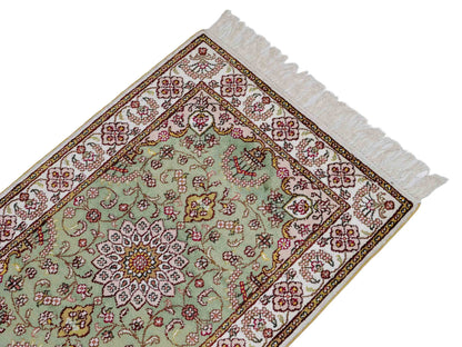 Feiner, handgeknüpfter, chinesischer Orientteppich mit Ghom Design aus Kunstseide, grün, weiß, creme. 93x63 cm. Verkauf durch Jupiter Intl.